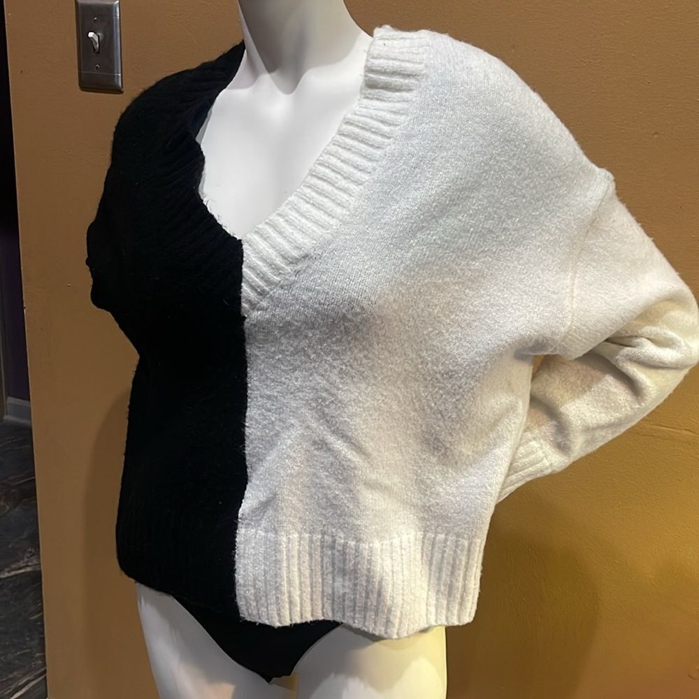 RD Style Black/White V-Neck Sweater in black & white, Size Medium - Picture 8 of 15